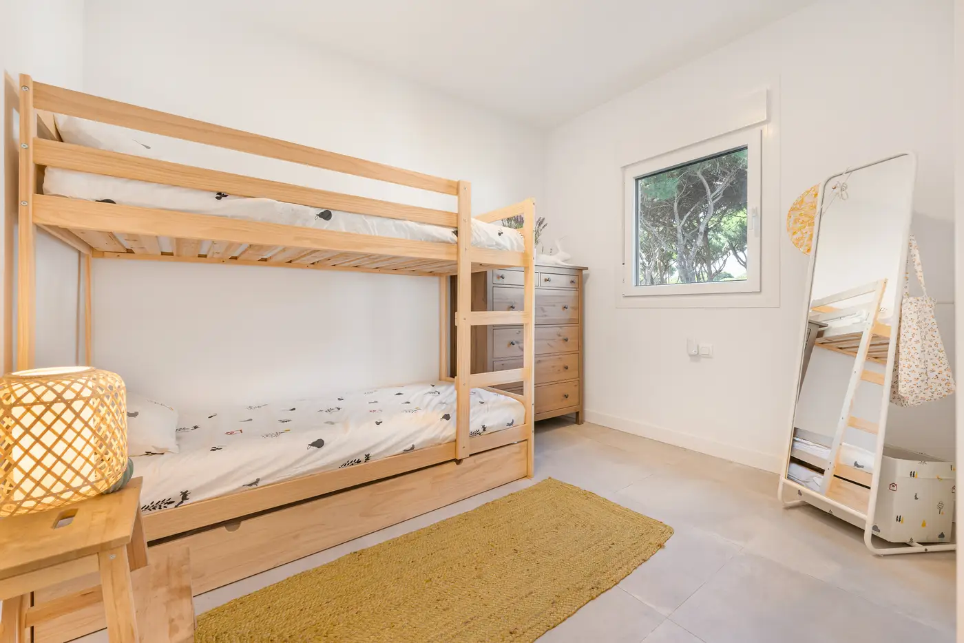 Kinderzimmer mit Etagenbett und gelbem Teppich