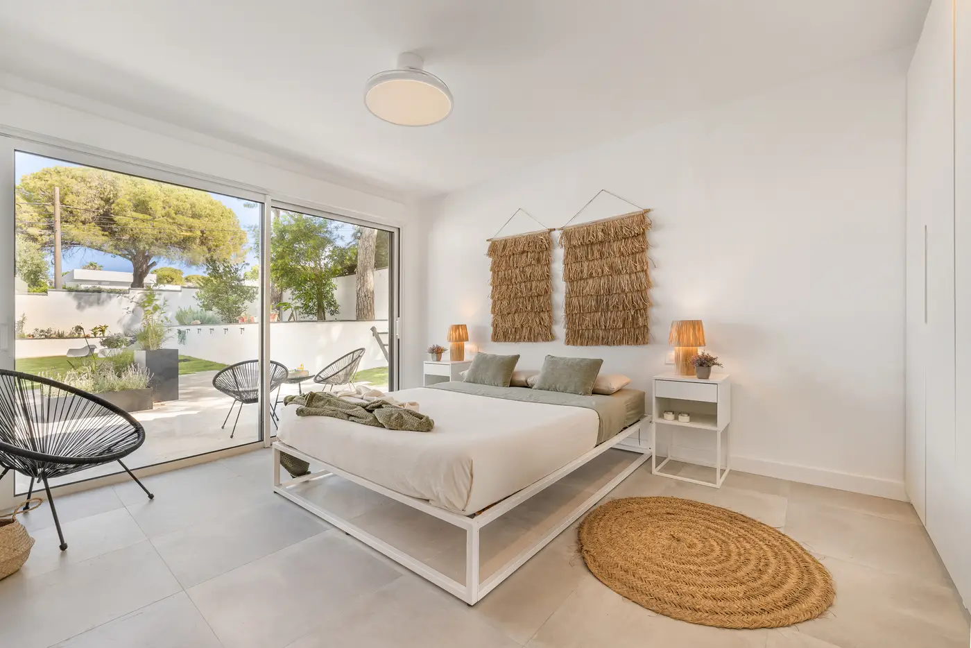 Hauptschlafzimmer mit Gartenblick
