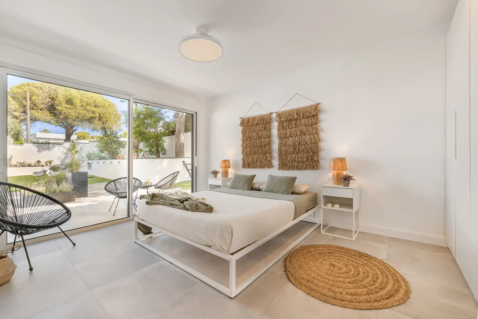 Hauptschlafzimmer mit Gartenblick und eigener Terrasse
