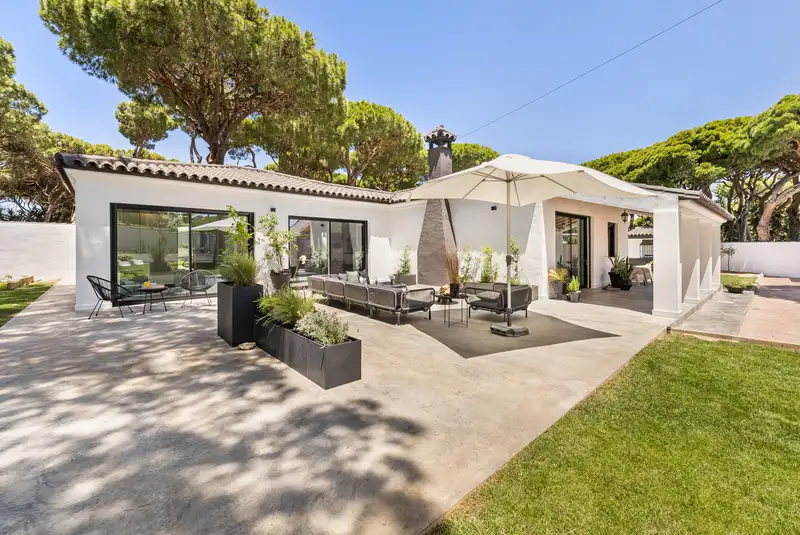 Überdachte Terrasse mit Outdoor-Lounge