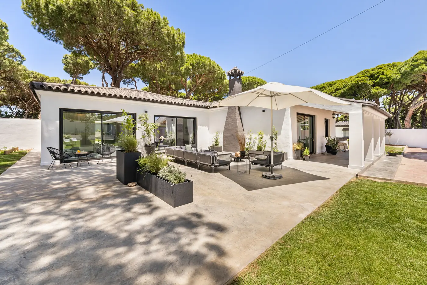 Überdachte Terrasse mit Outdoor-Lounge